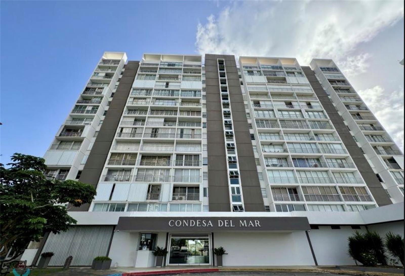 Condesa del Mar is beachfront building with direct access to Isla Verde Beach's pristine calm cove. Fully equipped bright unit with 2 bedrooms each with ensuite bathroom and walk-in closet + additional half bathroom.
Large living area with newly equipped kitchen and city views. Pets allowed.
Additional storage space in building.
2 parking spaces (one is covered). Water cistern and partial generator.
Building showcases plentiful amenities including direct beach access, 24/7 security, large pool with diving board, tennis court, full gym with sauna, relaxing green areas overlooking the ocean, and several activity rooms.