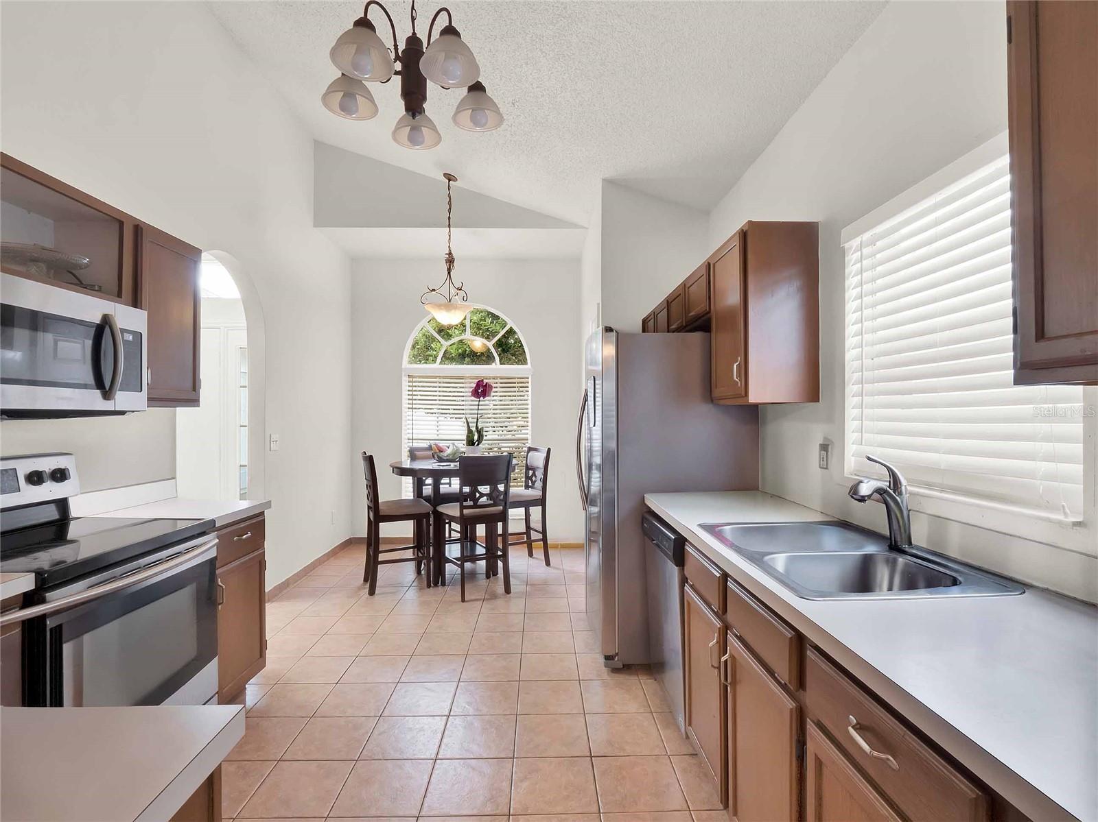 595 QUEENSBRIDGE DRIVE