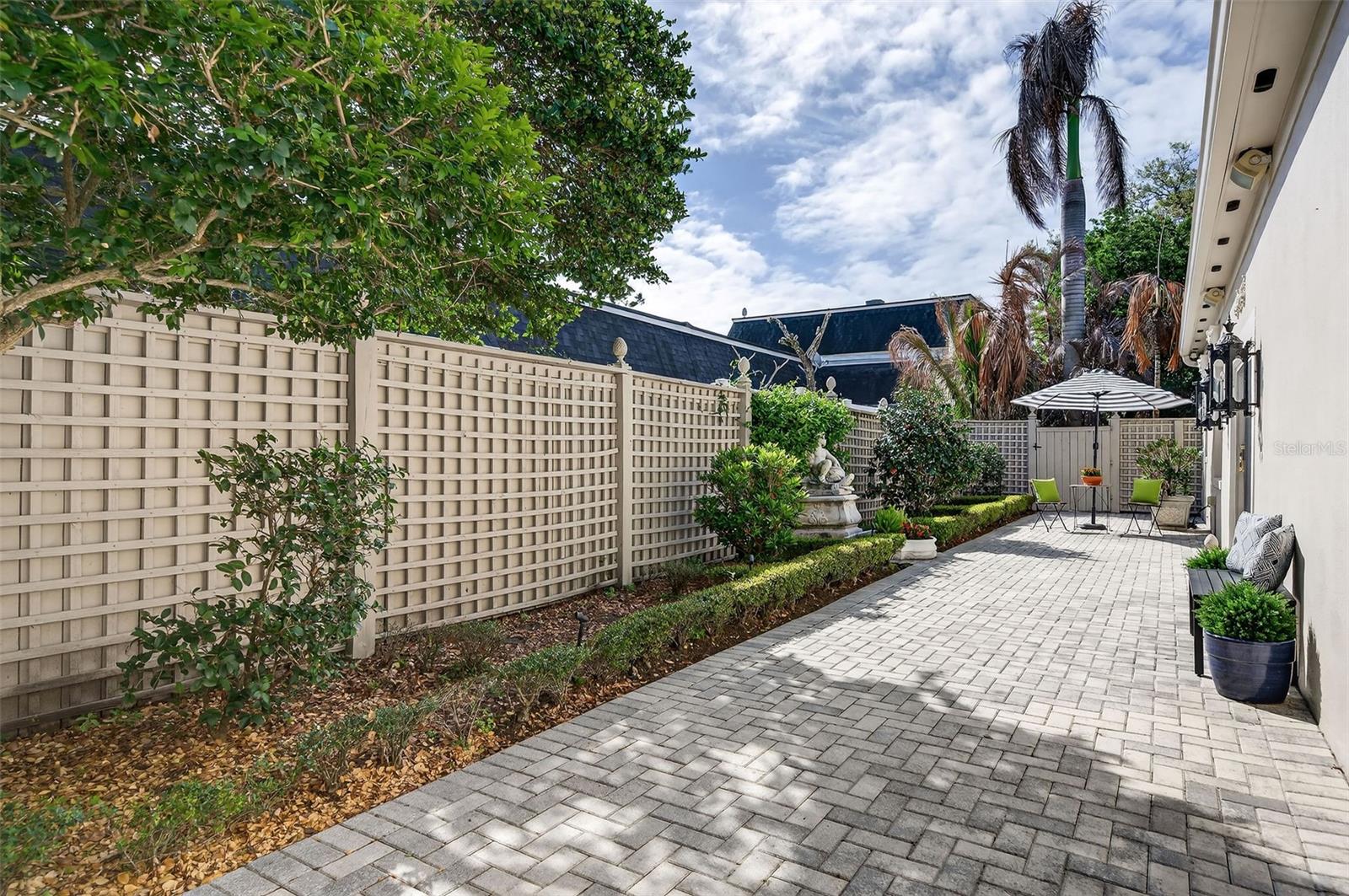 COUNTRY CLUB TWNHS WEST CONDO 02 - Residential