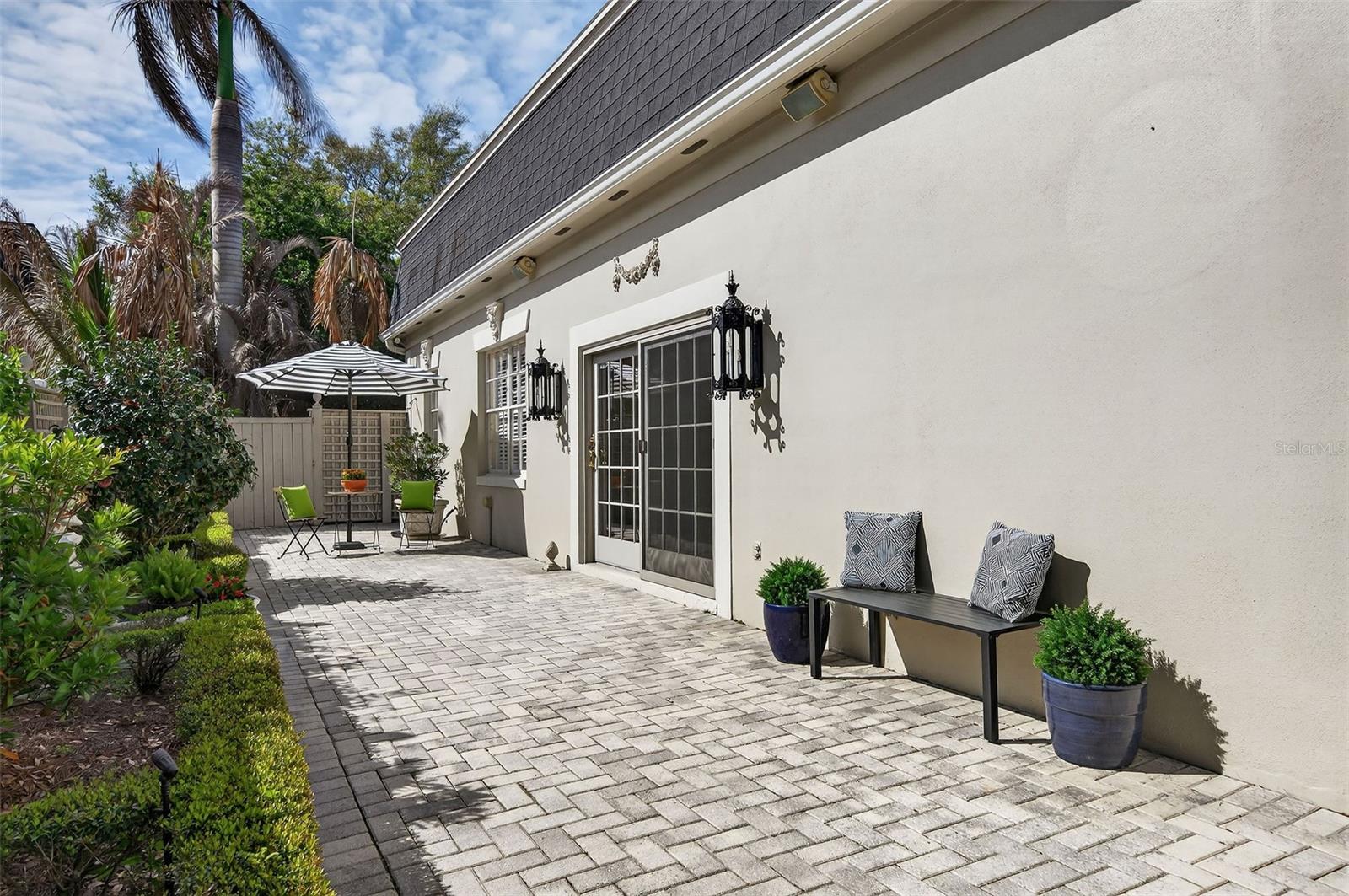 COUNTRY CLUB TWNHS WEST CONDO 02 - Residential