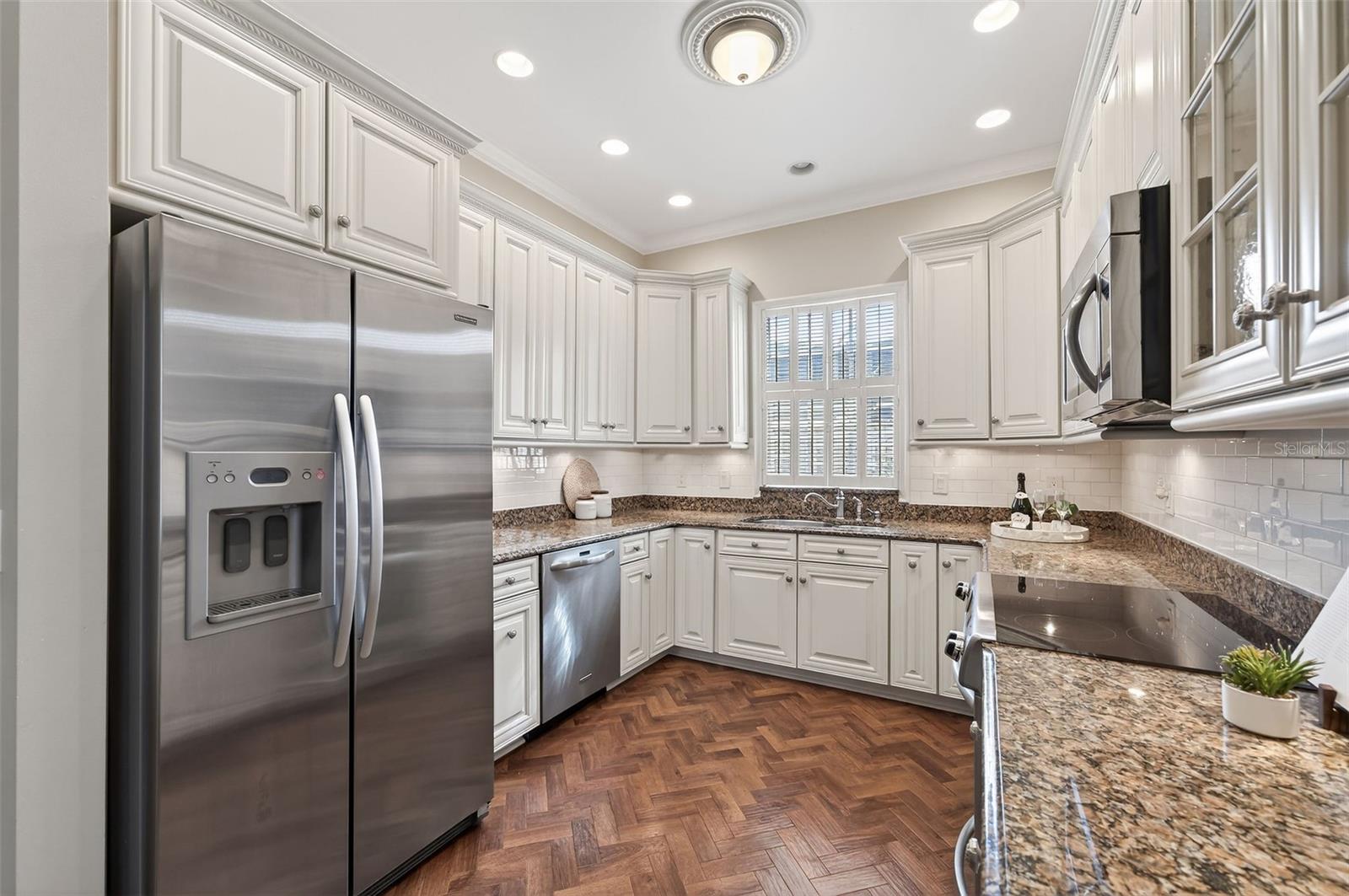 COUNTRY CLUB TWNHS WEST CONDO 02 - Residential