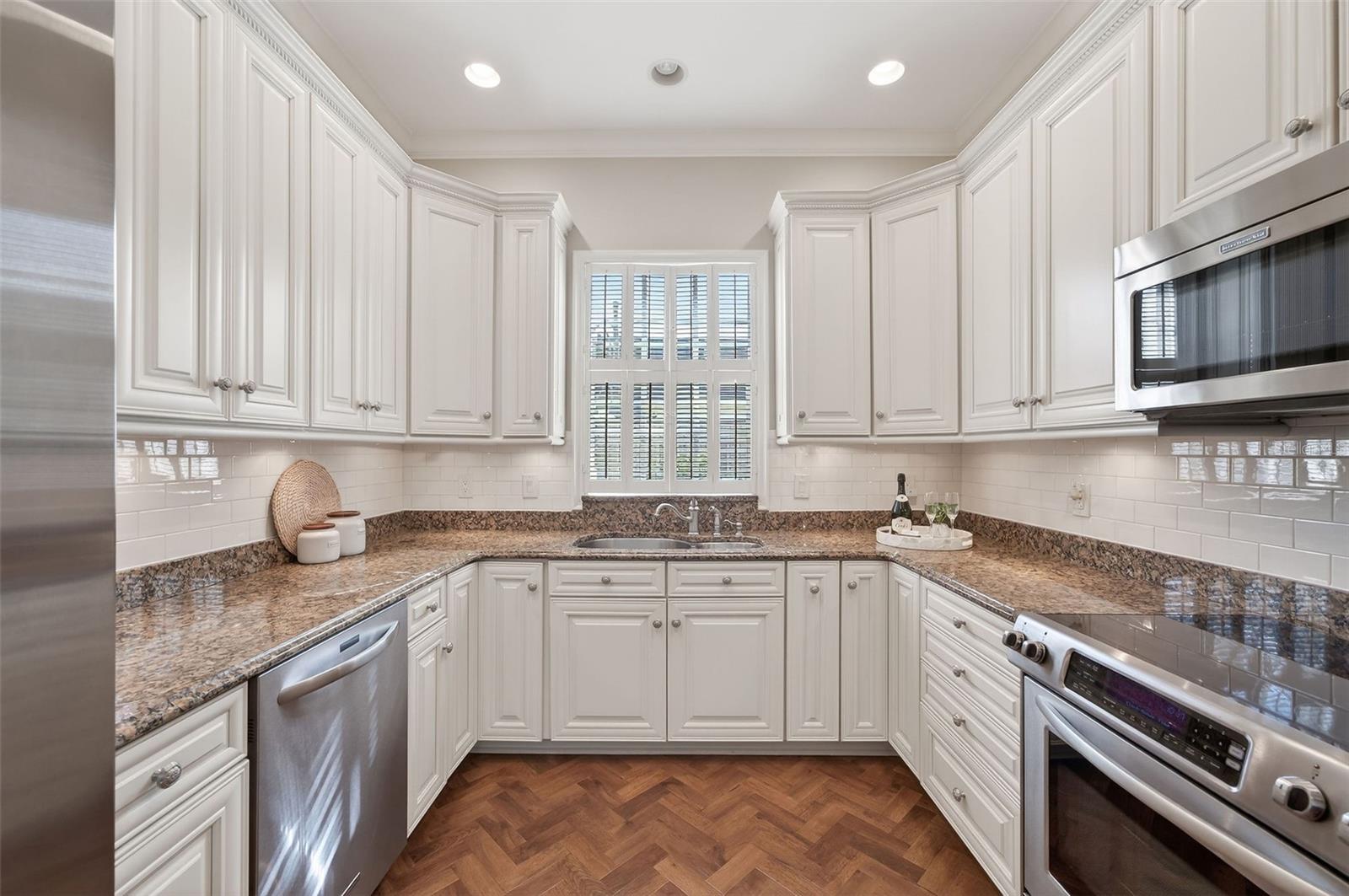 COUNTRY CLUB TWNHS WEST CONDO 02 - Residential