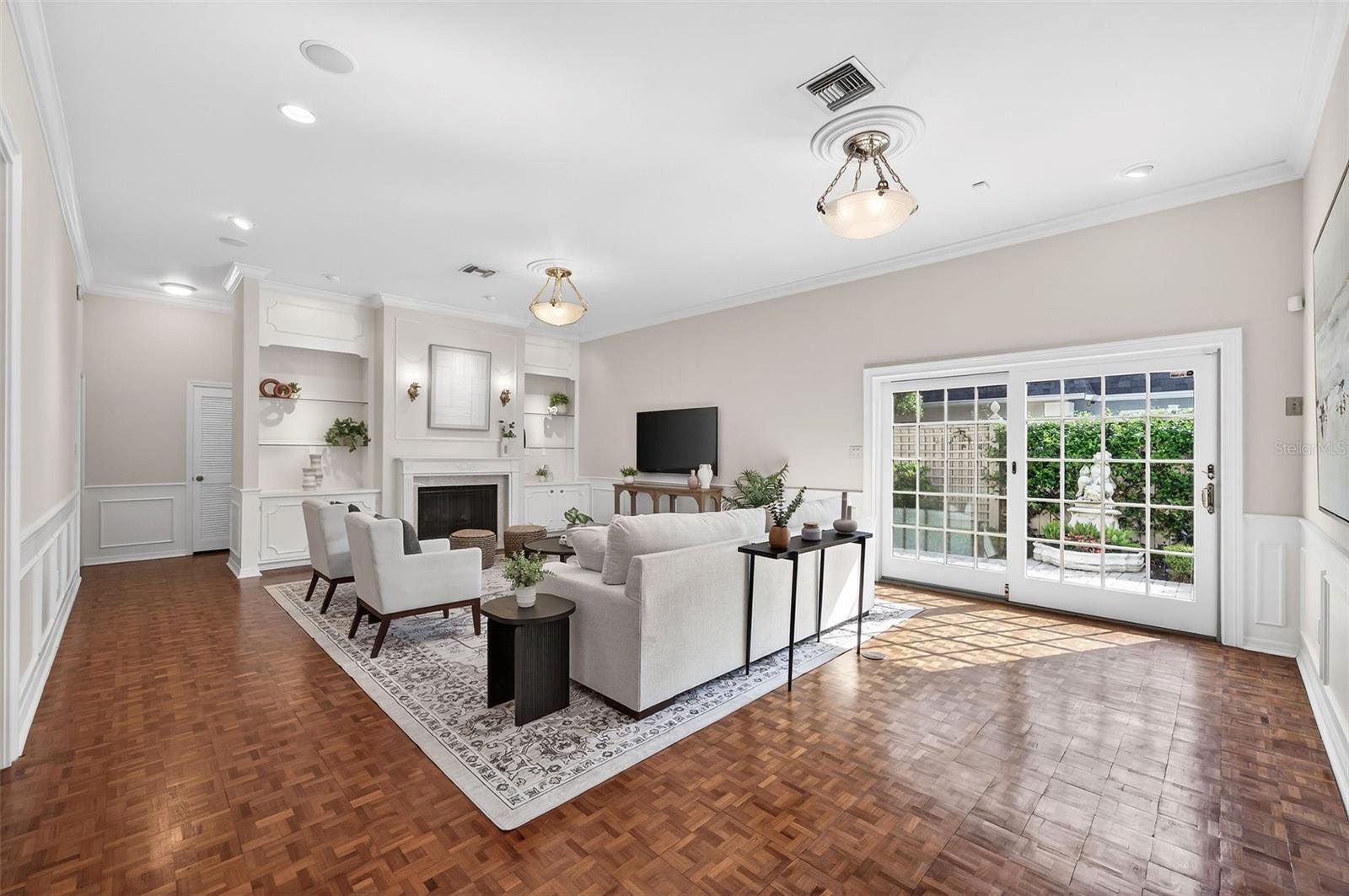 COUNTRY CLUB TWNHS WEST CONDO 02 - Residential