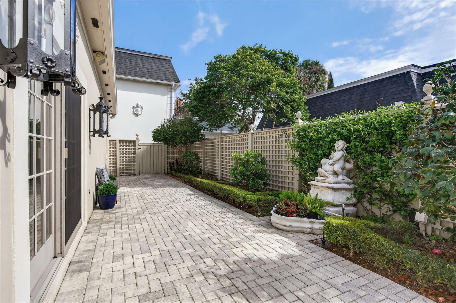 COUNTRY CLUB TWNHS WEST CONDO 02 - Residential