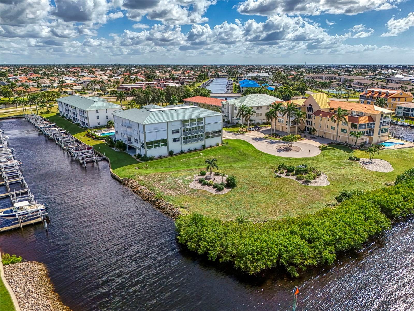 BREAKERS POINT PH 02 - Residential