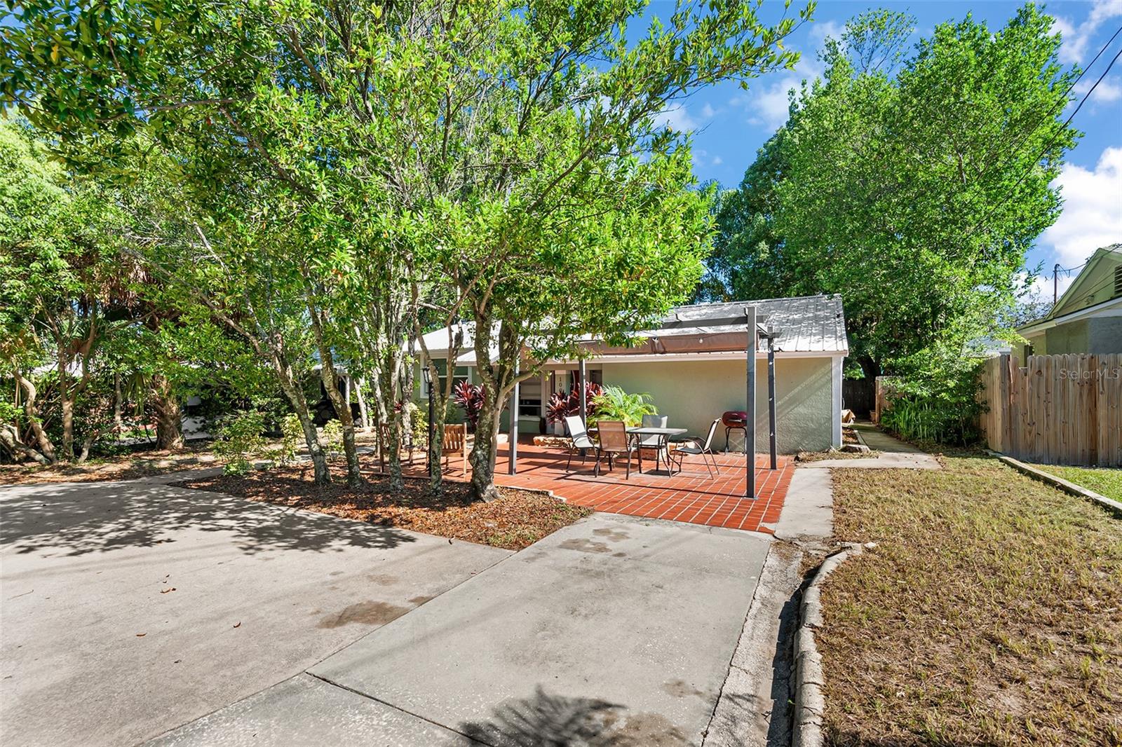 1006 E FERN STREET