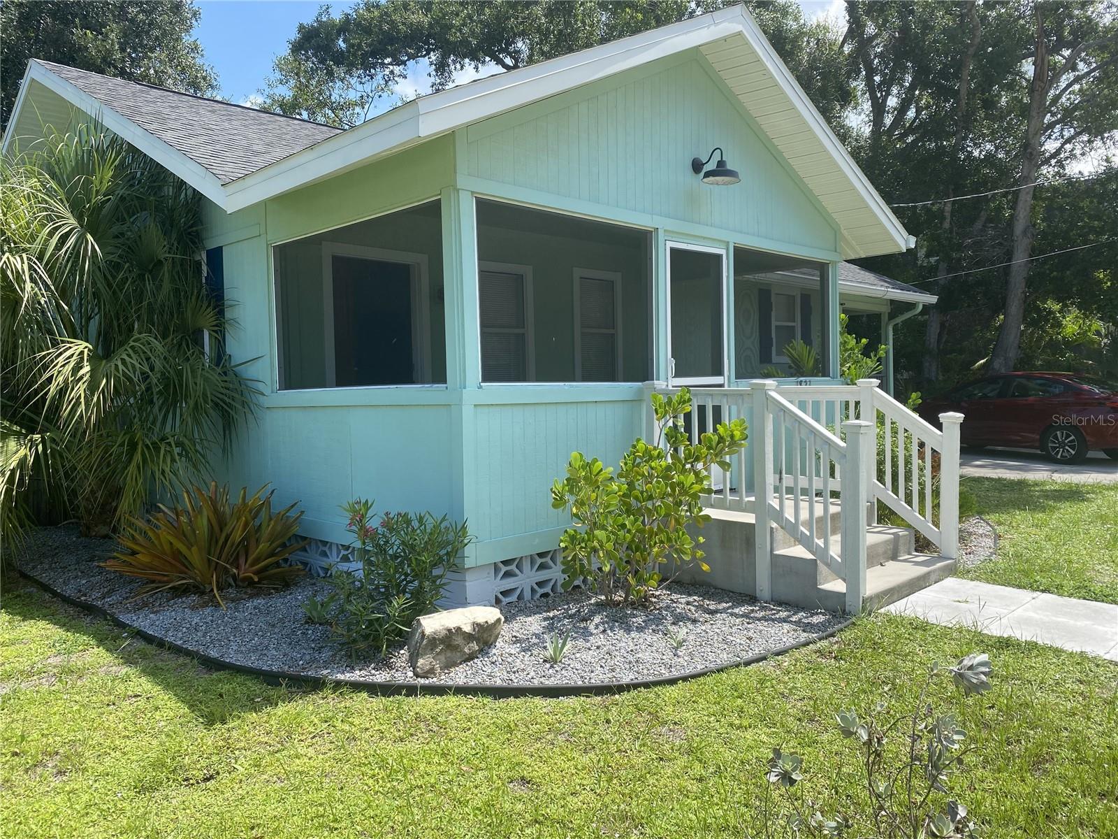Downtown charming cottage 2 bedroom, 1 bath in Gillespie Park - A must see -Hardwood floors, large fenced back yard for a dog, Grounds care, pest control, monitored security alarm and Internet included. Screened front porch. Large kitchen with new appliances, stone countertops. Washer dryer located in covered shed on back deck. The home can be unfurnished for a long term lease - 2 years or longer.
Walk to shops, restaurants and enjoy downtown living!