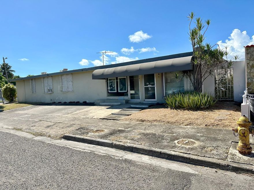 Welcome to the perfect commercial space for your business in Ponce! This exclusive commercial property, located in a prime location in the Rio Canas Development near the Pachin Vicent Coliseum in Ponce, is available for rent and offers a wide range of possibilities for professional services. With three parking spaces available, your customers' convenience is guaranteed.

This space is ideal for a beauty salon, barbershop, professional office, and many other commercial options. Its strategic location and versatile design make it a smart choice for entrepreneurs and professionals seeking a cozy and functional place for their business.

Please note that, to ensure the legality of your operations, it is essential to request all the necessary government permits before commencing your activities in this location. This will ensure a smooth transition and allow you to operate in compliance with current regulations.
Don't miss the opportunity to establish your business in this high-quality commercial property. Contact us today for more information and take the first step towards the success of your company!