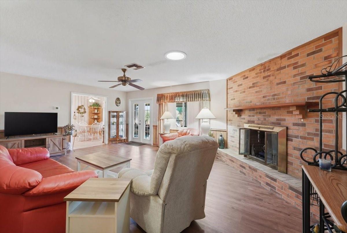 ELOISE WOODS LAKE ROY UNIT PB 14 PG 19 - Residential