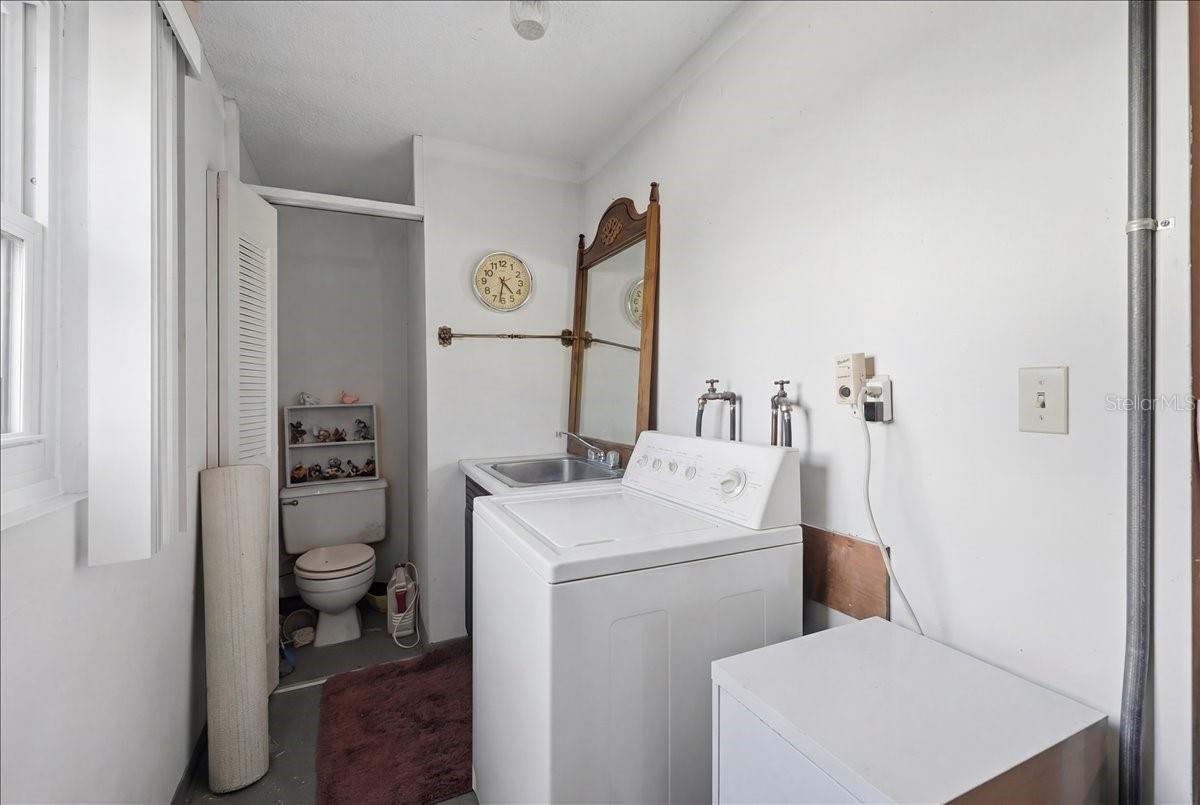 ELOISE WOODS LAKE ROY UNIT PB 14 PG 19 - Residential