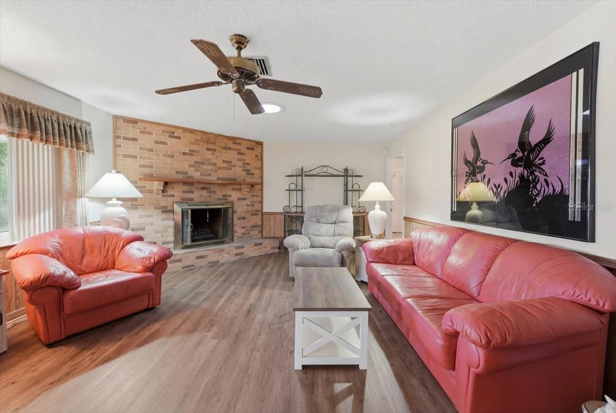 ELOISE WOODS LAKE ROY UNIT PB 14 PG 19 - Residential