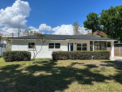 Photo of 4611 W Mcelroy Avenue, Tampa, FL 33611 (MLS # TB8518916)