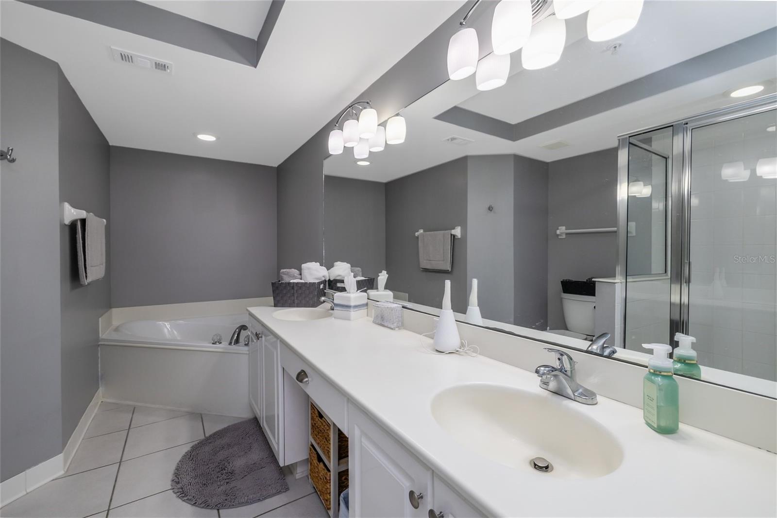 TOWERS 10 CONDO - Residential