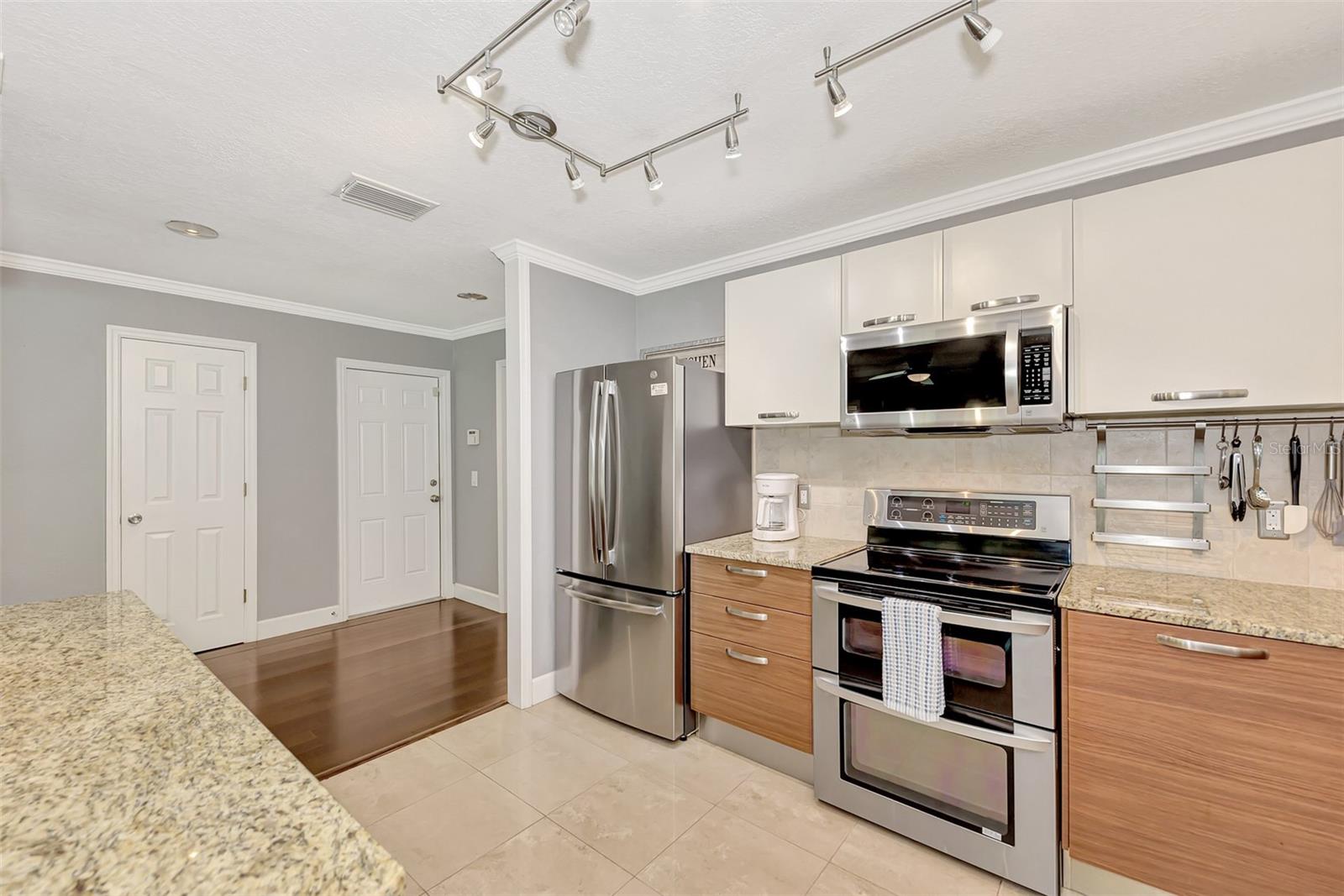 FLOYD & CAMERON SUB - Residential Lease