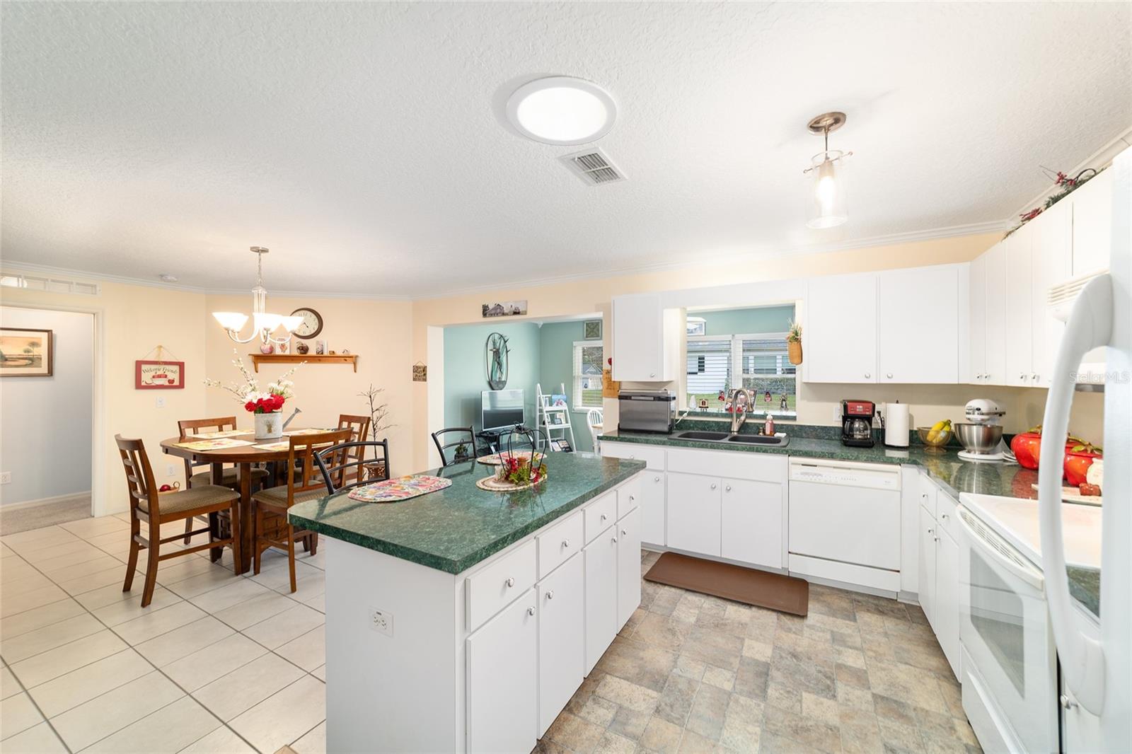 ON TOP OF THE WORLD - Residential