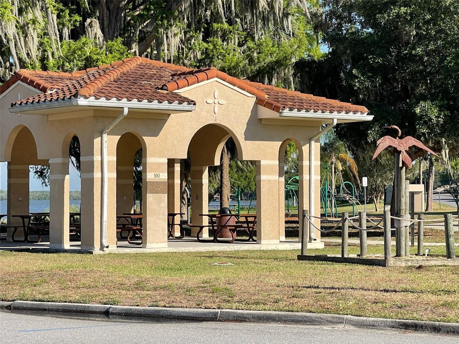 HOWEY LARGO VISTA MANOR - Residential