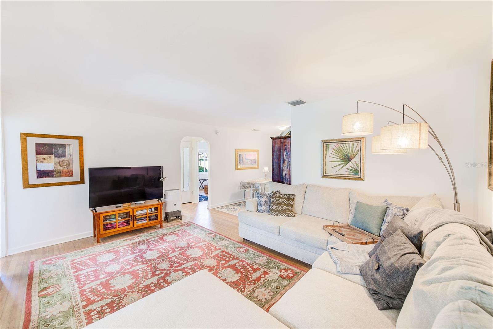 240-242 MATEO WAY NE