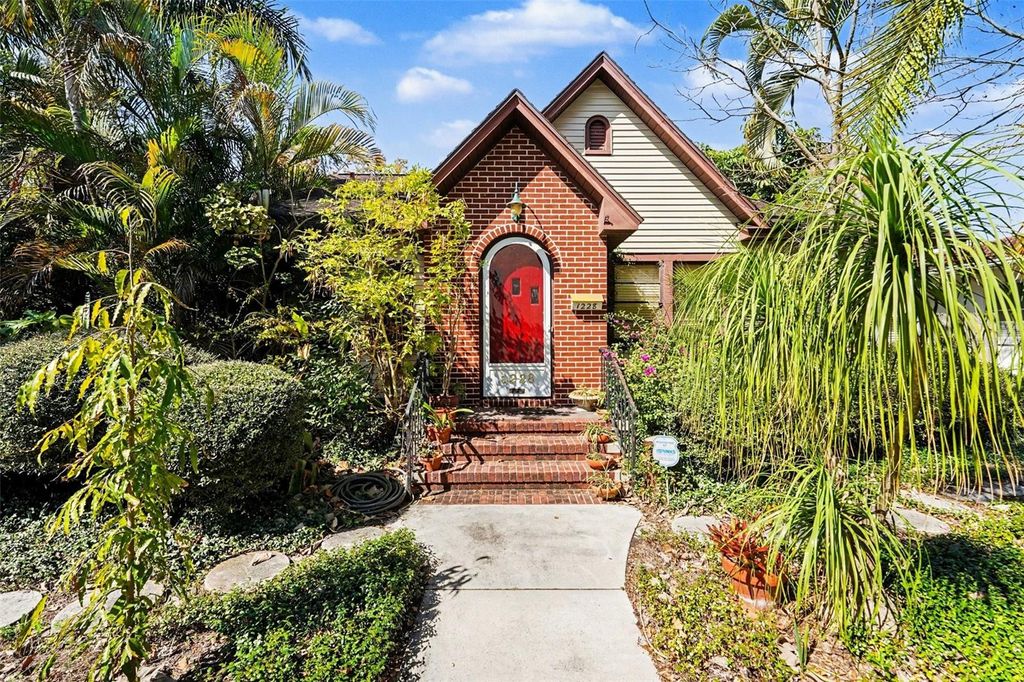 Photo of 1228 15th Street N, St Petersburg, FL 33705 (MLS # O6389356)