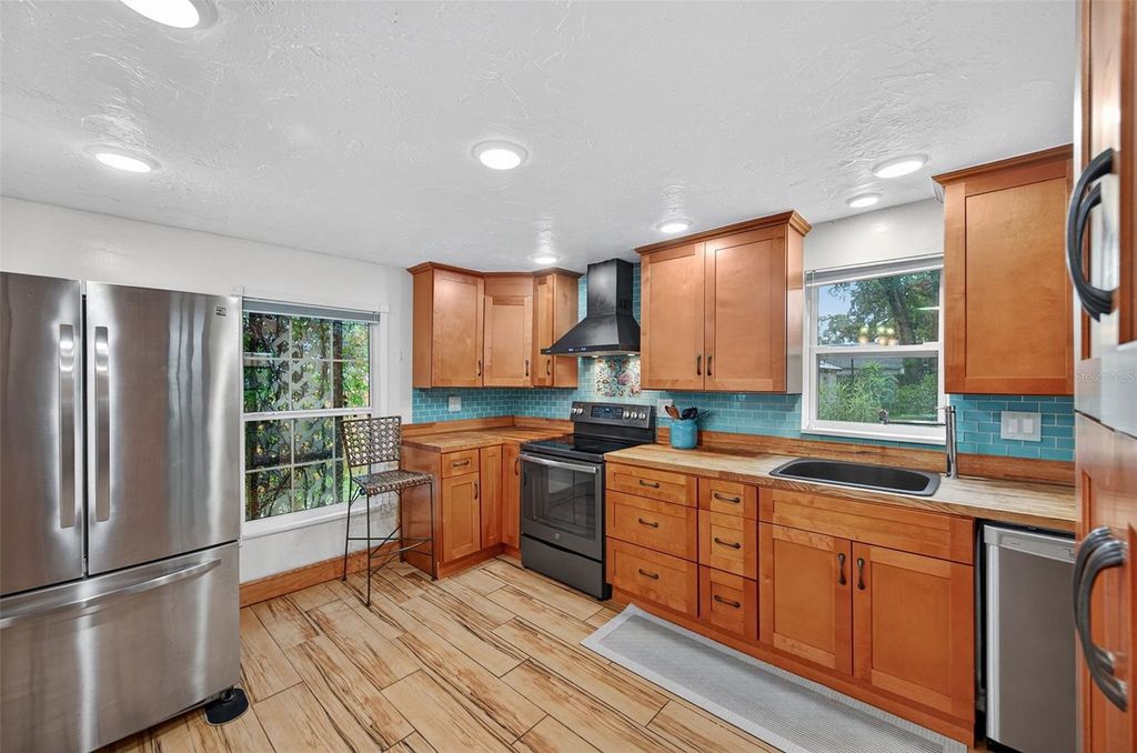 Photo of 1518 17th Avenue W, Bradenton, FL 34205 (MLS # TB8422262)