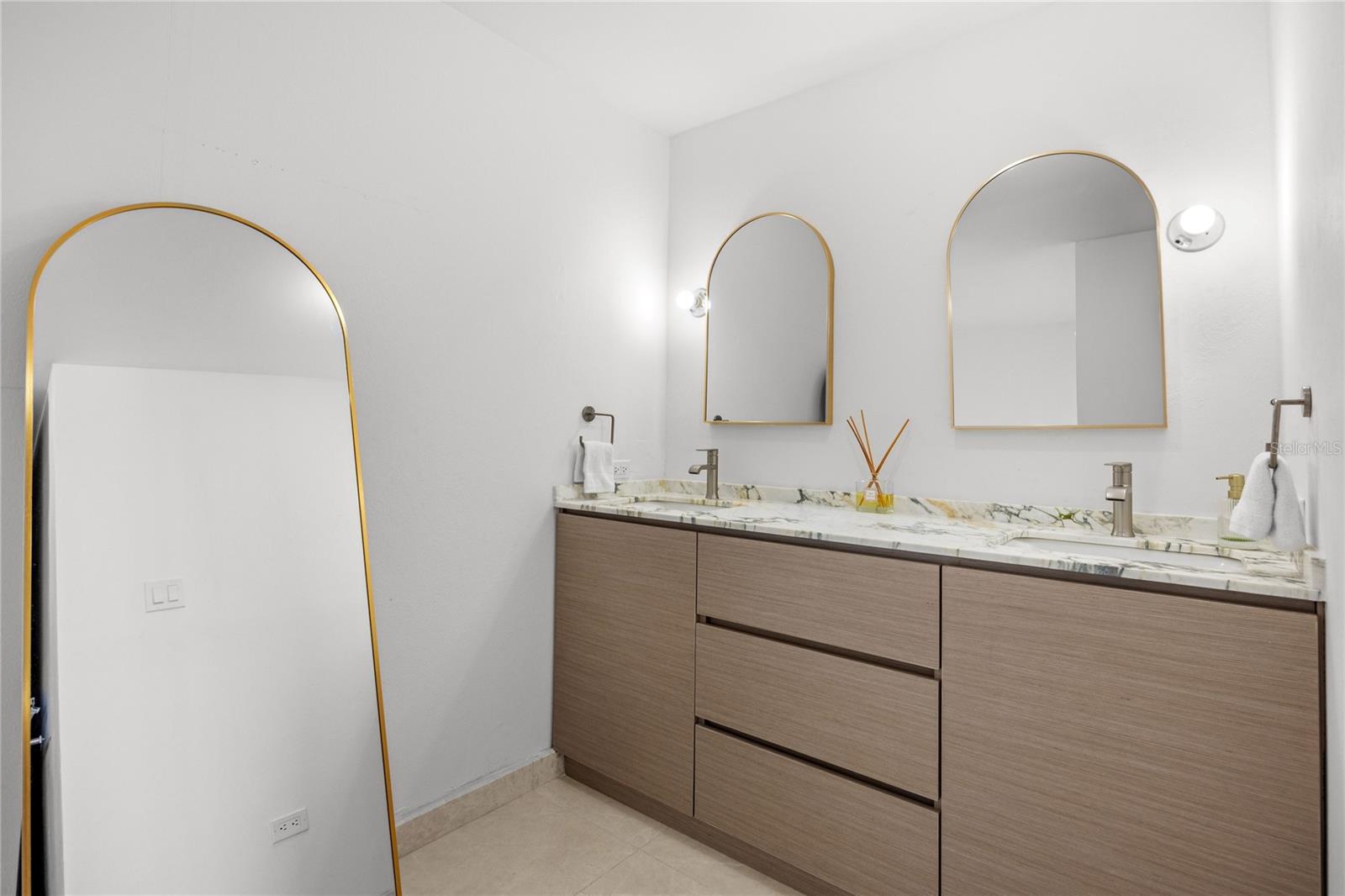 VILLA CAPARRA PLAZA - Residential