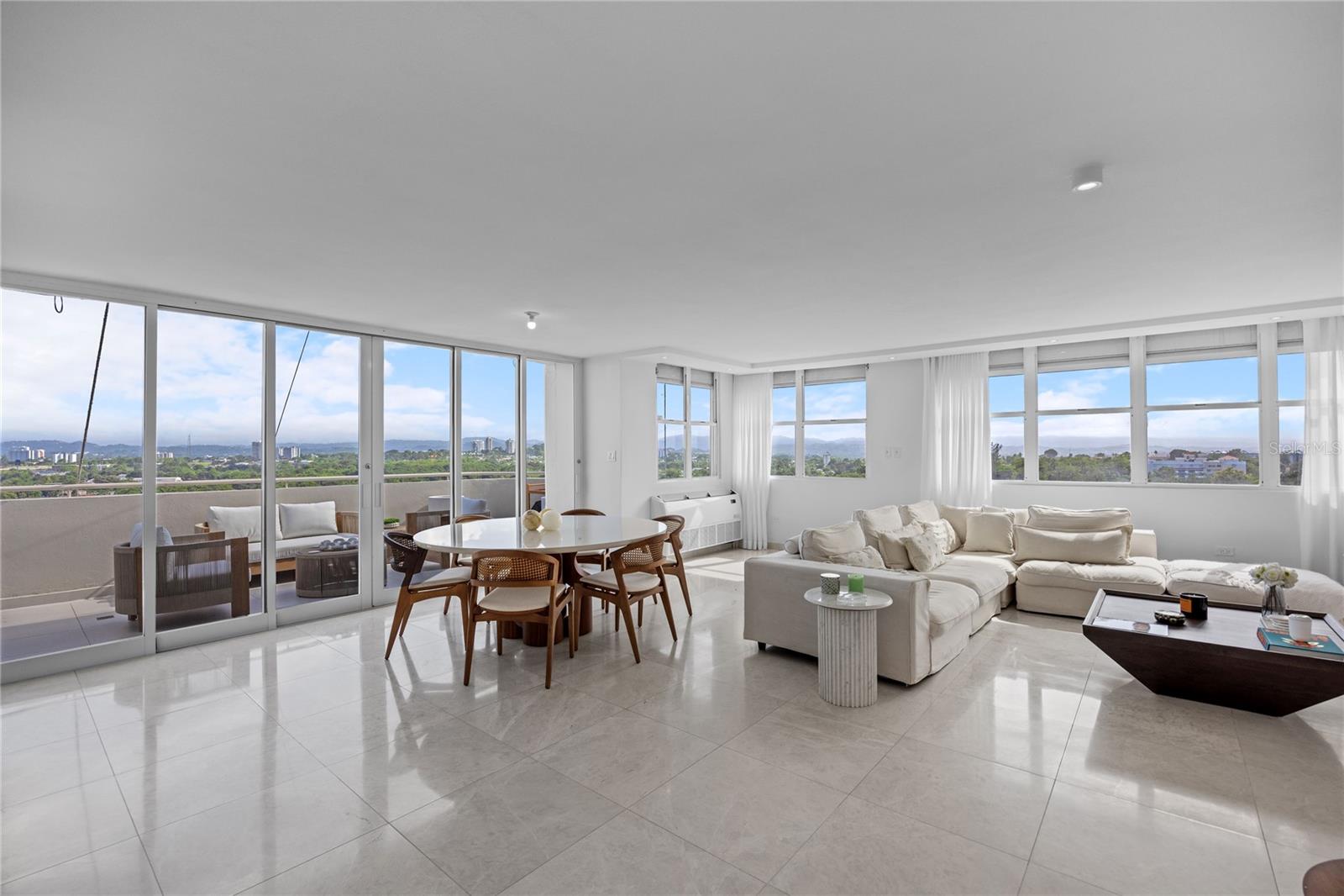 VILLA CAPARRA PLAZA - Residential