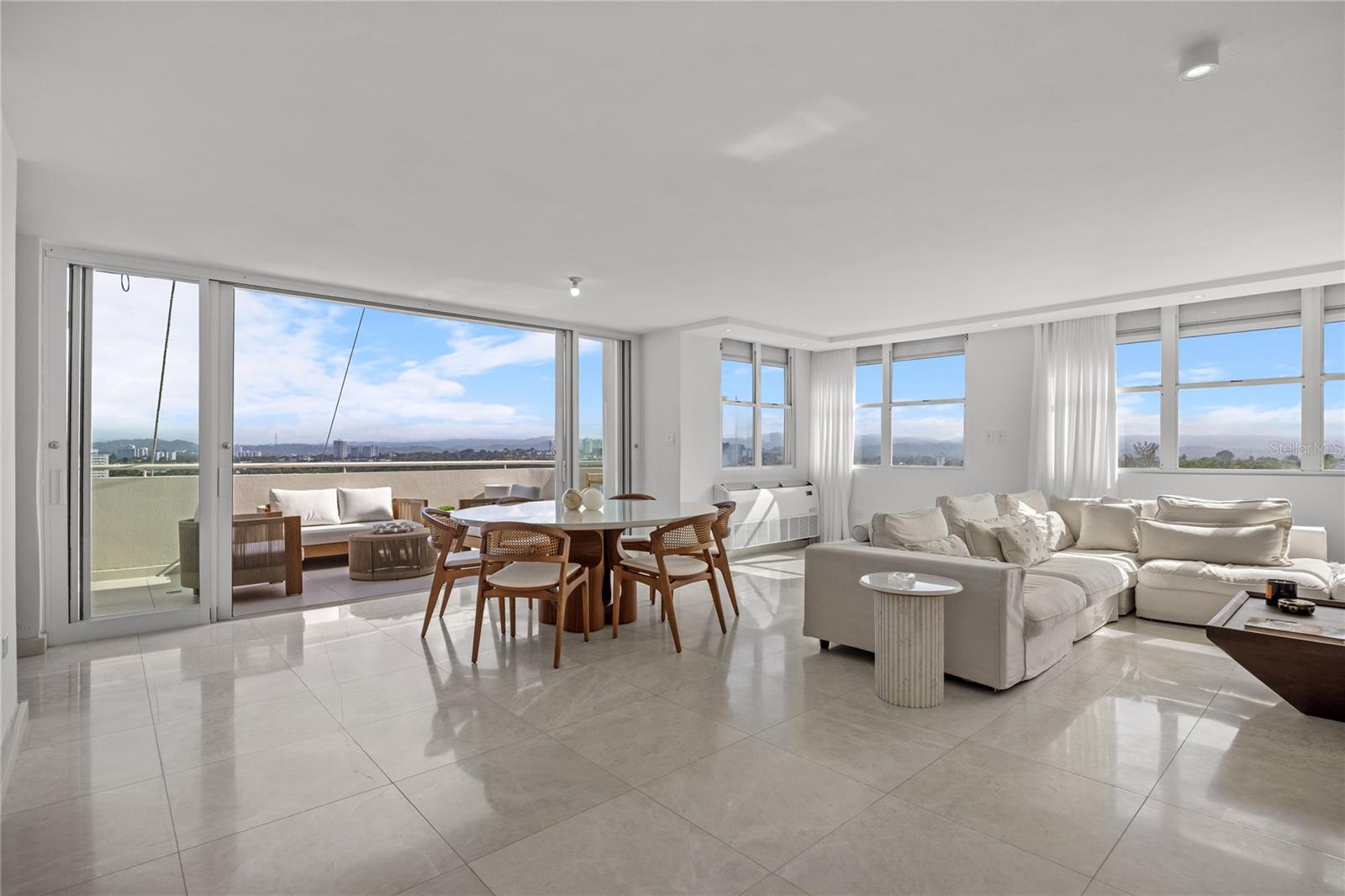 VILLA CAPARRA PLAZA - Residential