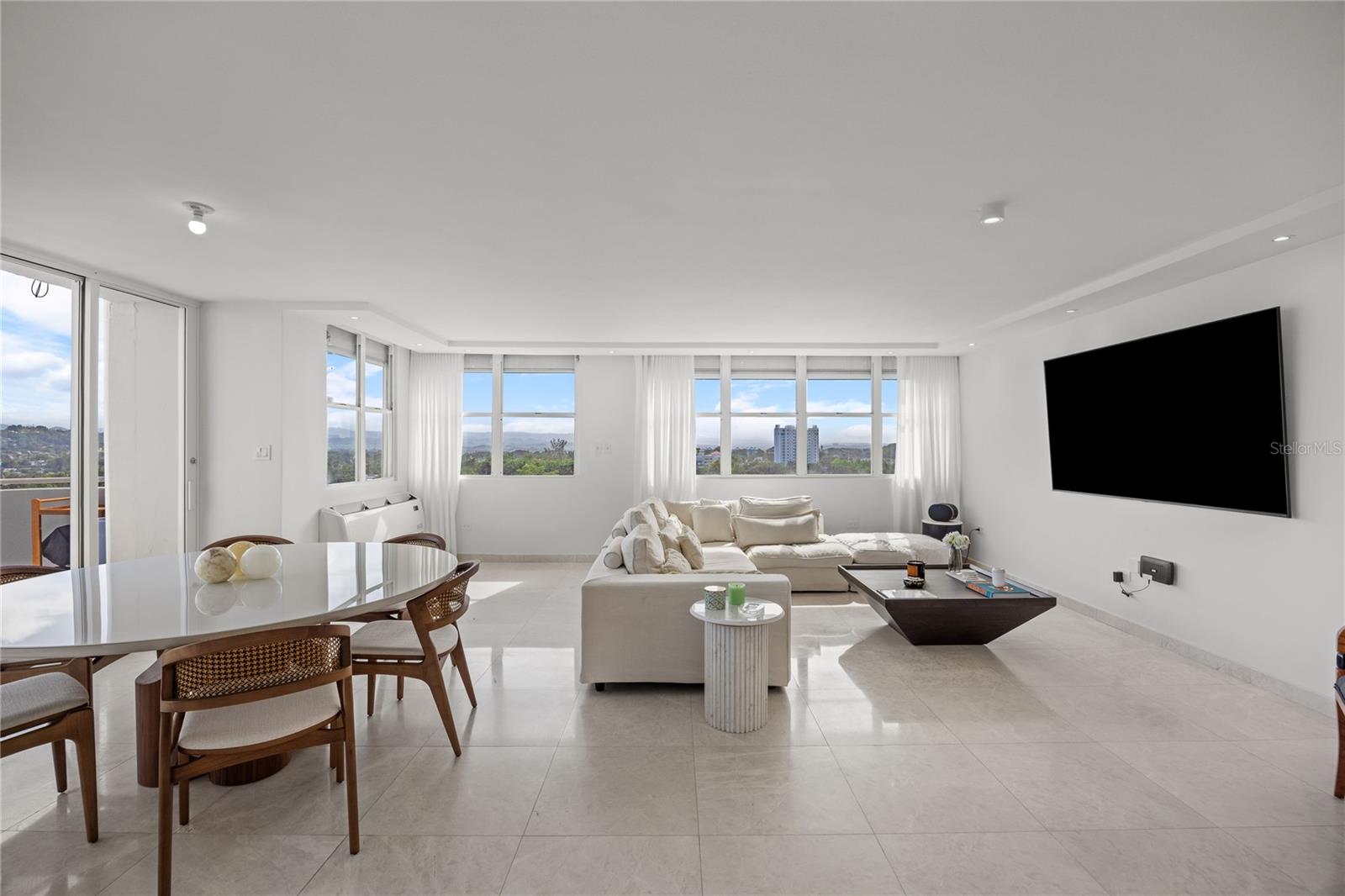 VILLA CAPARRA PLAZA - Residential