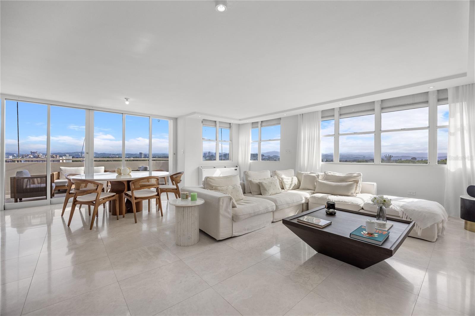 VILLA CAPARRA PLAZA - Residential