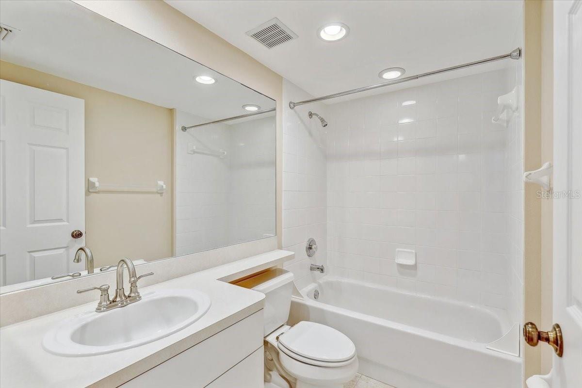 COUNTRY CLUB CONDO AT EAST BAY - Residential