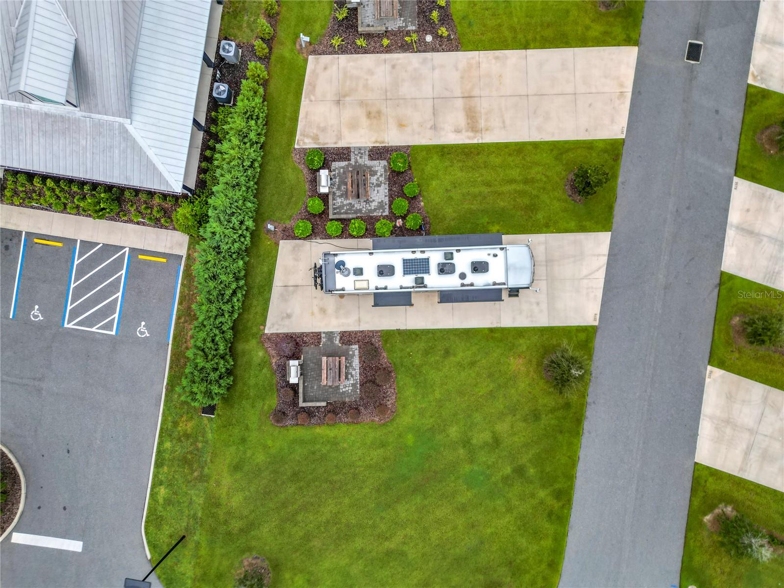 CHAMPIONS RUN OCALA LUXURY RV RESORT - Land