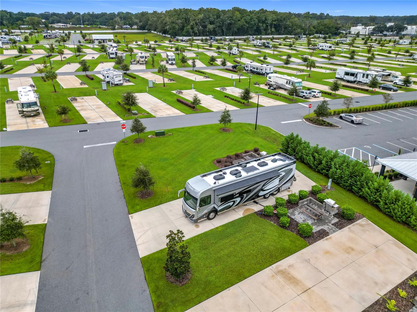 CHAMPIONS RUN OCALA LUXURY RV RESORT - Land