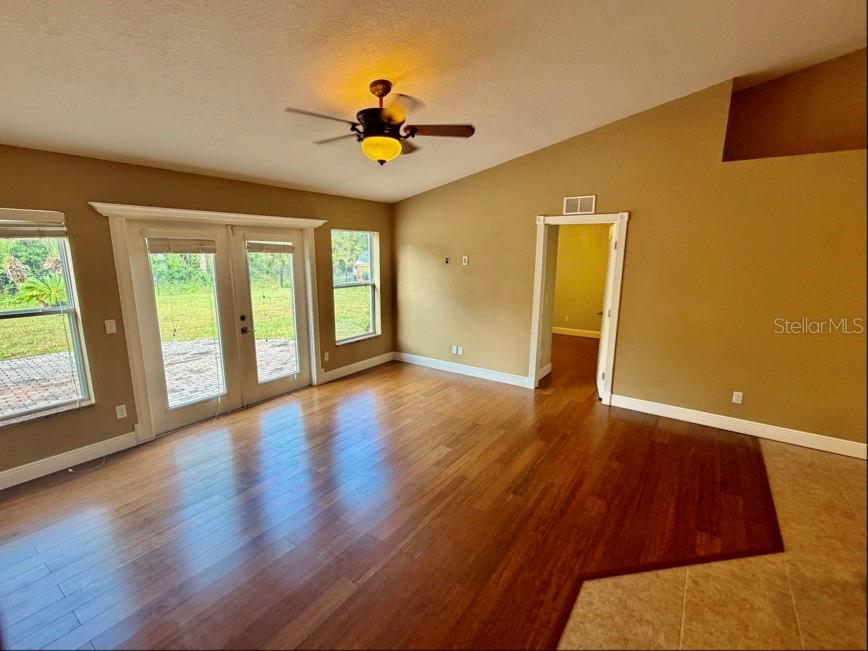 COUNTRY SQUARE - Residential Lease