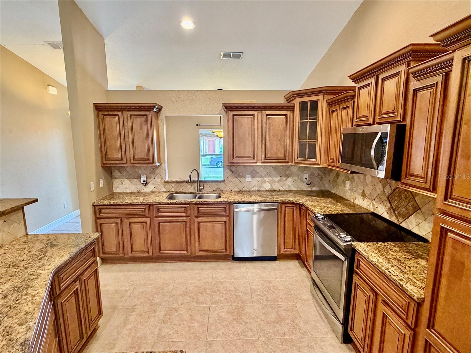 COUNTRY SQUARE - Residential Lease