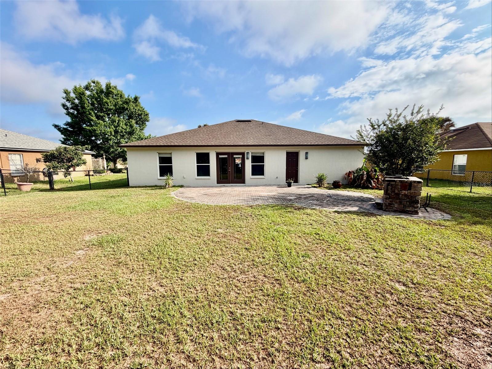 COUNTRY SQUARE - Residential Lease