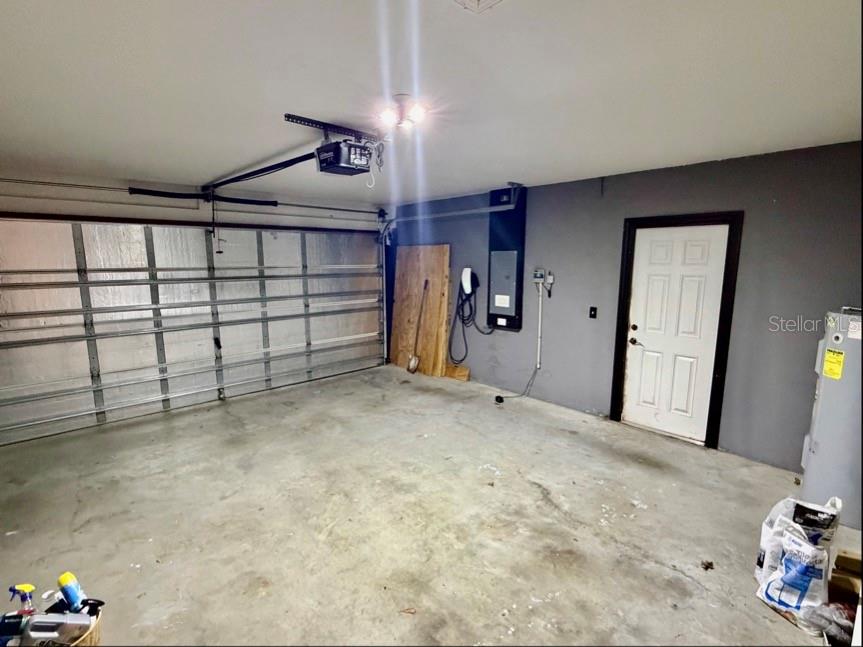 COUNTRY SQUARE - Residential Lease