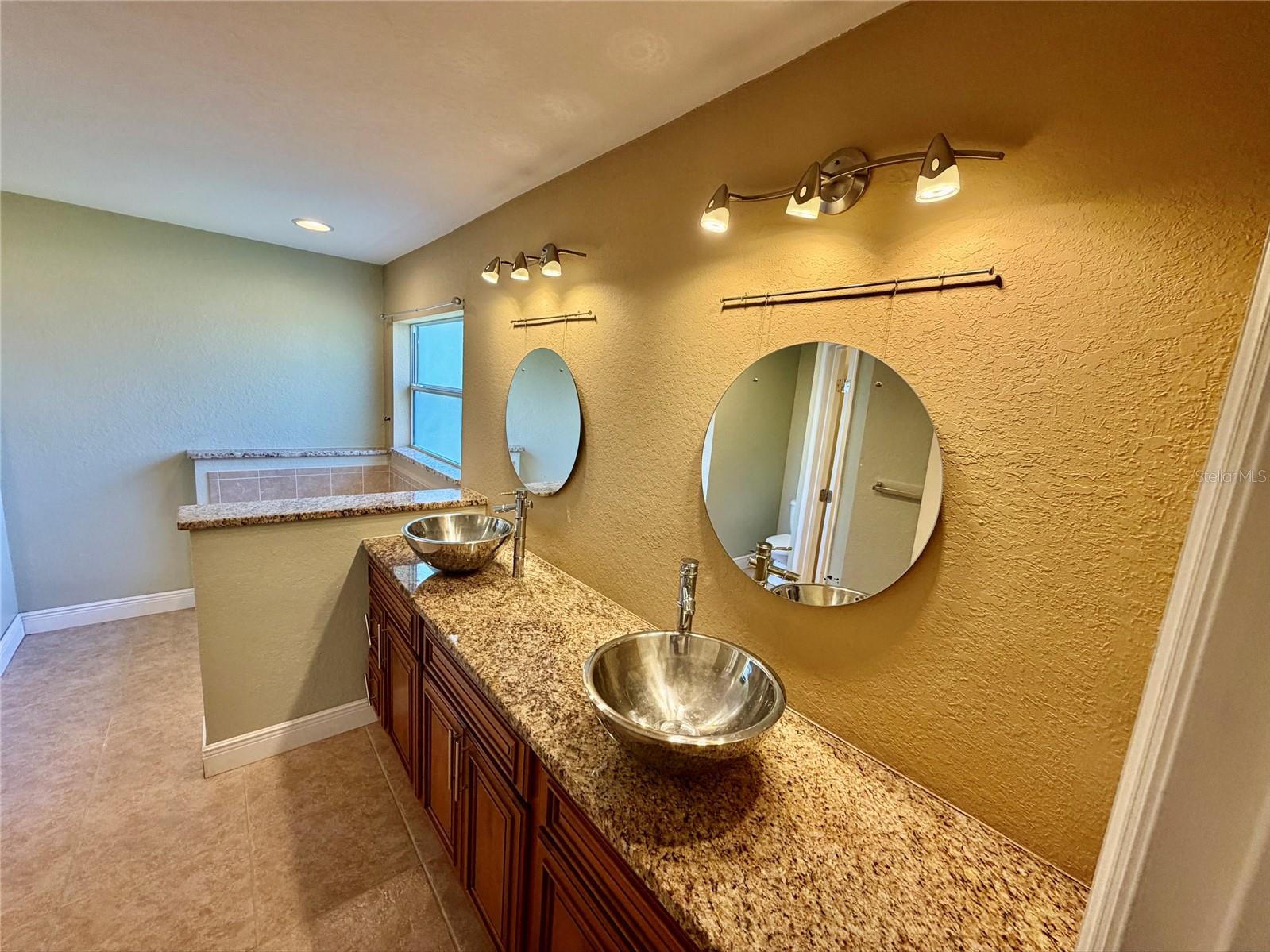 COUNTRY SQUARE - Residential Lease