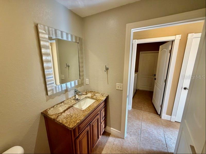 COUNTRY SQUARE - Residential Lease