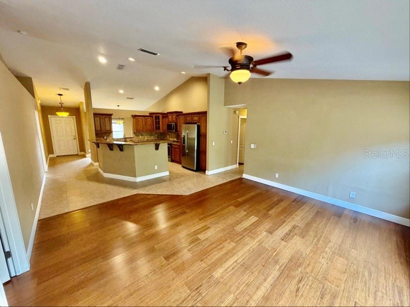 COUNTRY SQUARE - Residential Lease