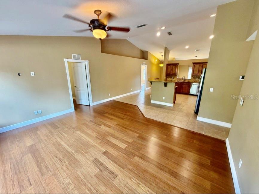 COUNTRY SQUARE - Residential Lease