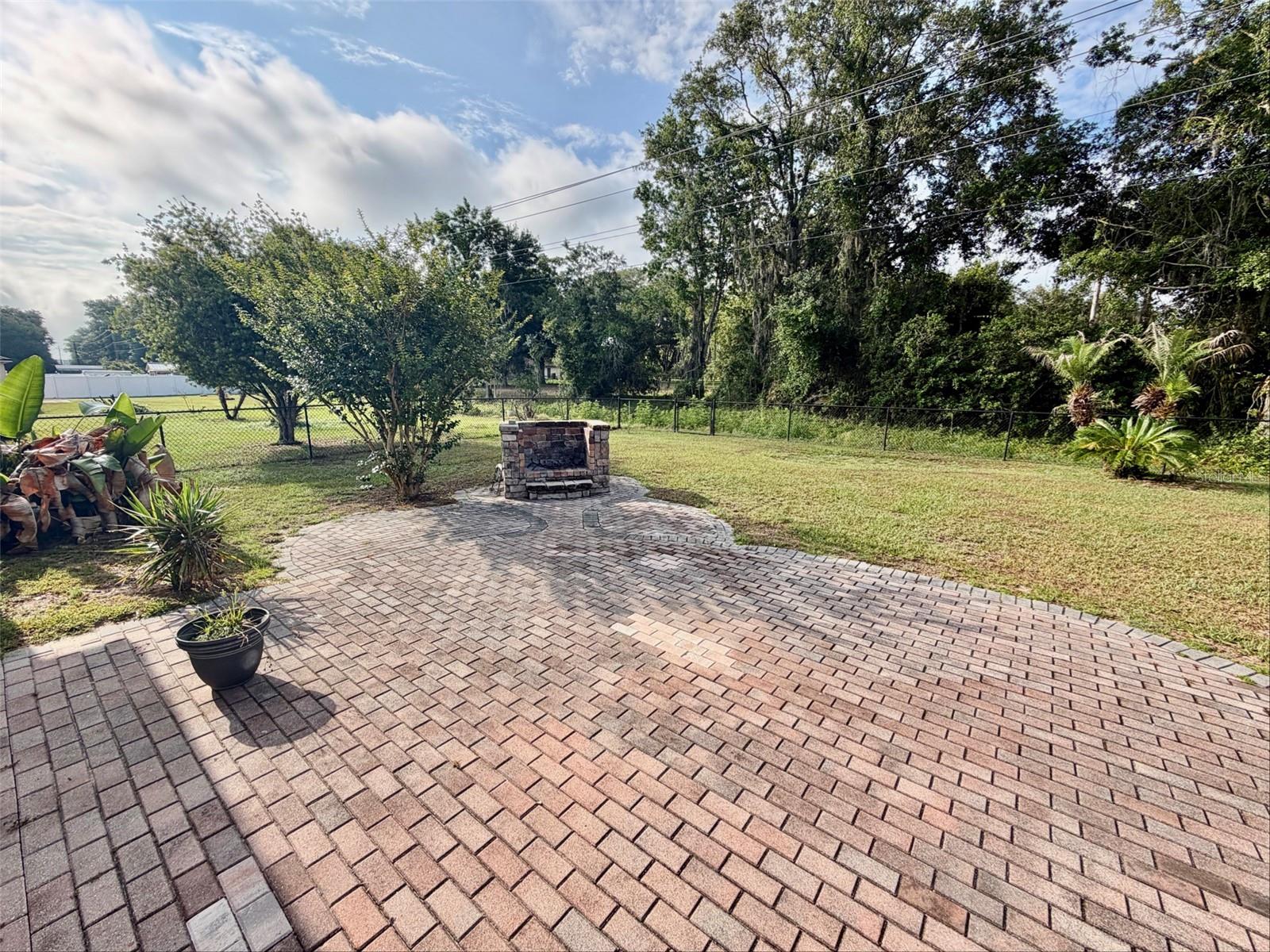 COUNTRY SQUARE - Residential Lease