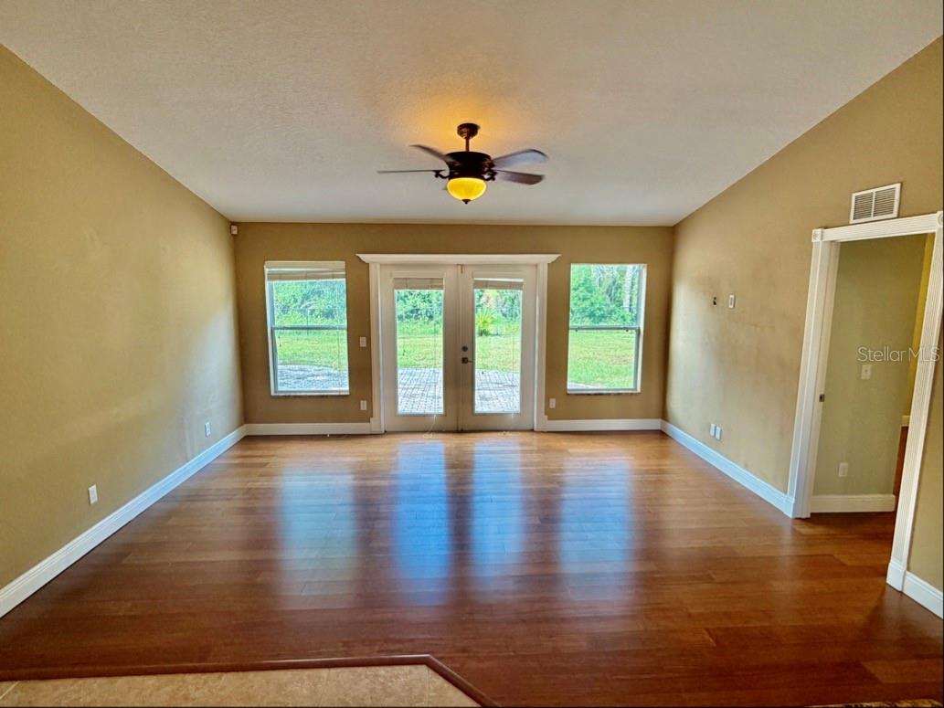 COUNTRY SQUARE - Residential Lease