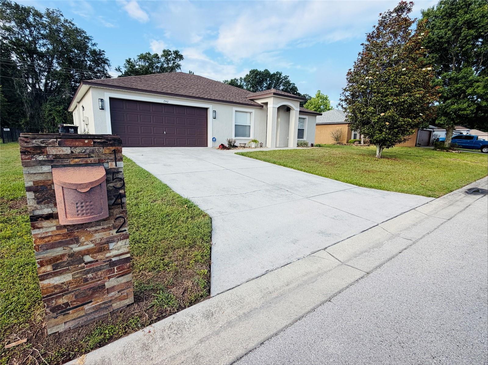 COUNTRY SQUARE - Residential Lease