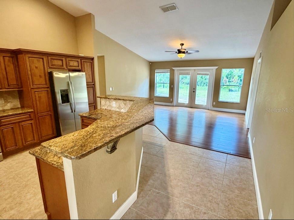 COUNTRY SQUARE - Residential Lease