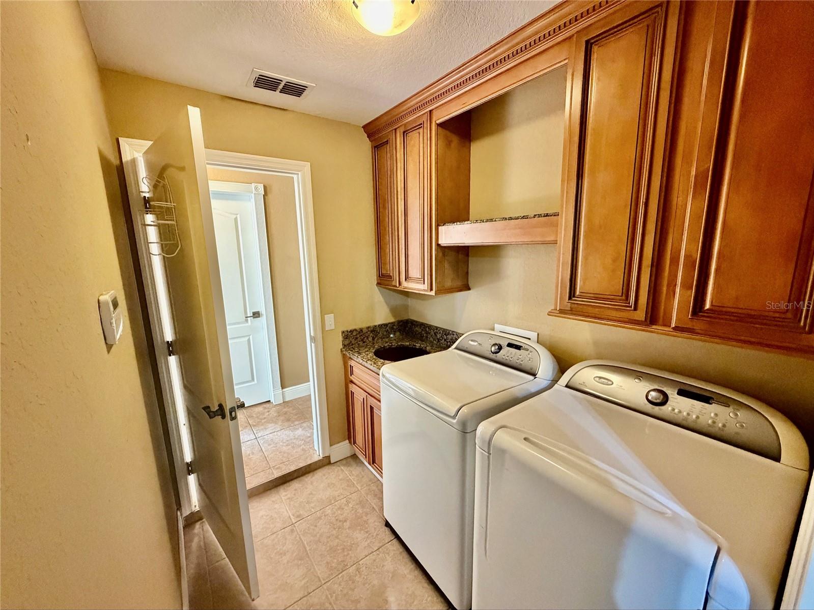 COUNTRY SQUARE - Residential Lease