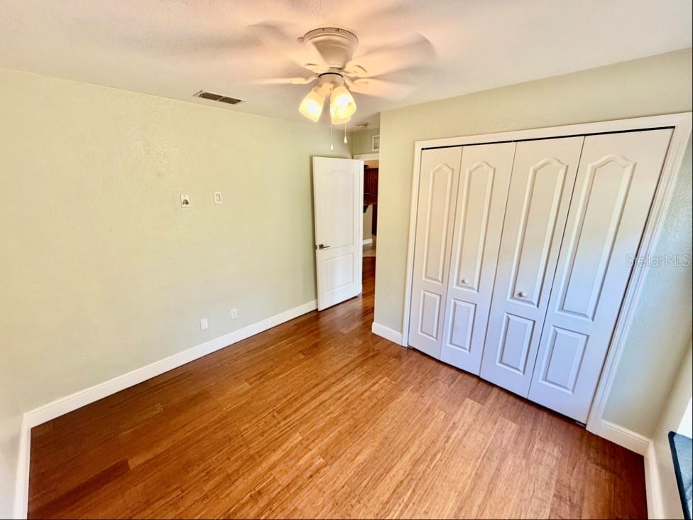 COUNTRY SQUARE - Residential Lease