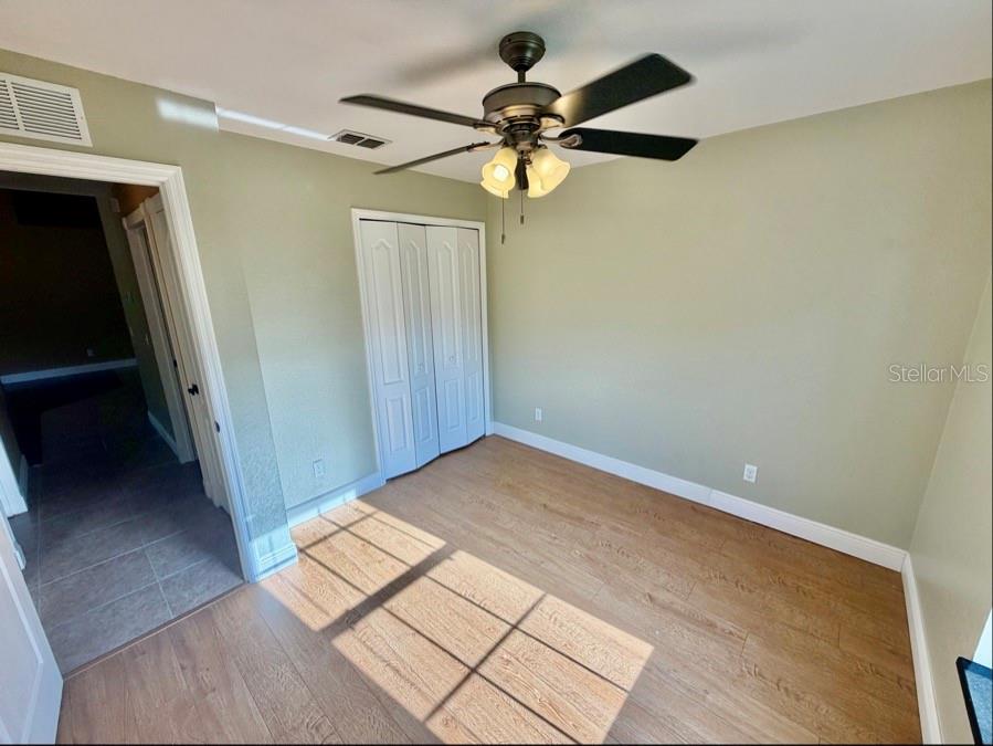 COUNTRY SQUARE - Residential Lease