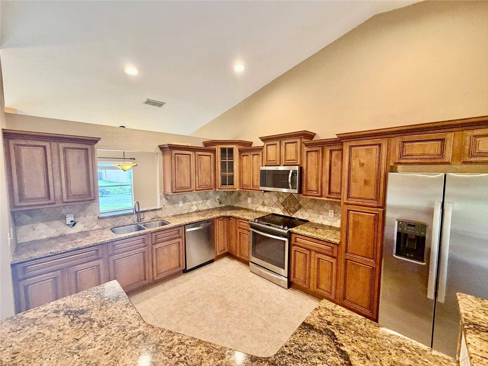 COUNTRY SQUARE - Residential Lease