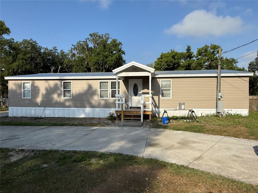 Beautiful home located in Mulberry, new pre-engineered flooring, total remodel on house, new real wood cabinets with granite countertop.
The bathrooms also have tile backsplash and soaker tub. Has a nice back porch for sitting or family activities.
Very spacious on the inside, location is great for work or pleasure.
Come, check out our quality home