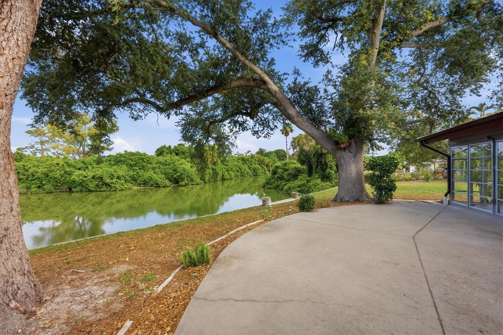 Photo of 425 Driftwood Road, Venice, FL 34293 (MLS # A4693341)