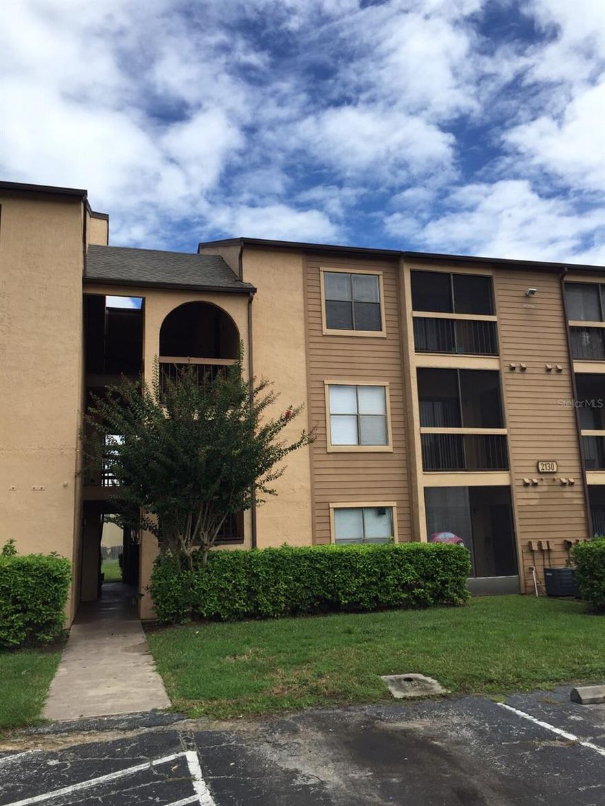 Beautiful 1 bed / 1 bath Third floor unit,  nice kitchen cabinets, laminate floors. The unit has a screened porch and storage, washer and dryer included. Gated community, conveniently located within minutes from Disney, The Loop, groceries, banks, schools, public transportation, walking distance from major roads. Property is vacant and ready to move in!